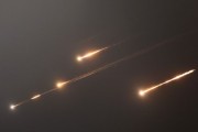 宣威伊朗以导弹齐射回应以色列的大规模袭击