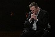 宣威特斯拉股价收涨超3%：特朗普无意沟通，马斯克父亲劝儿子低头